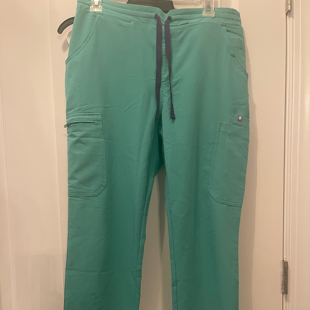 Figs yola skinny leg medium petite scrub pants